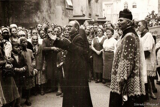 Sieradzka pielgrzymka z bpem Antonim Pawłowskim, 1960