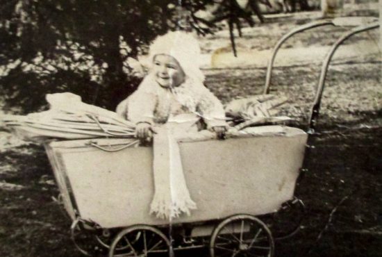 Mała Wiesia w wózku. Złoczew 1936 r