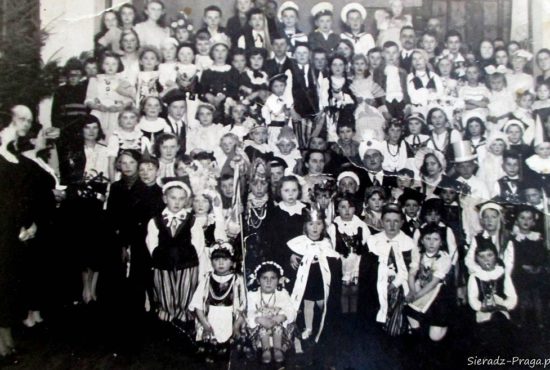 p. dr Łazuchiewicz w koronie, bal w przedszkolu. Złoczew 26.02. 1938 r